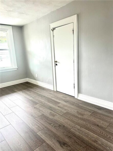 Building Photo - 804 Main St