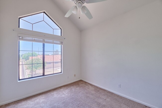 Building Photo - 2 Bed / 2 Bath Condo with Garage in Centra...