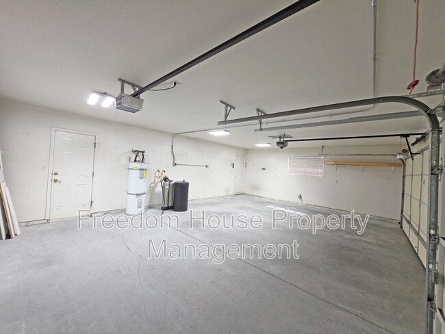Building Photo - 3630 E Vineyard Dr N