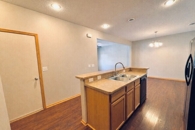 Building Photo - Gorgeous 2bed 2bath Townhome in Bailey’s Arbor