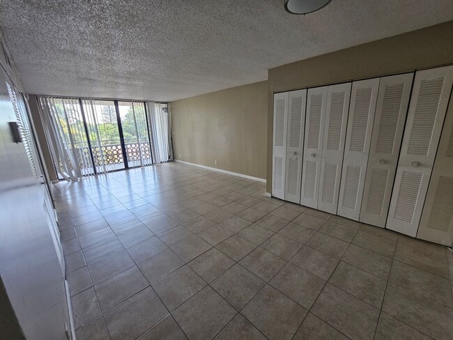 Building Photo - 1 Bed/1.5 Bath