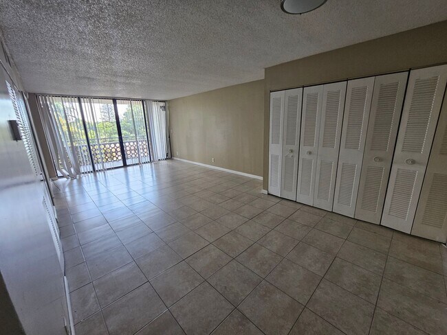 Building Photo - Large  1BR/1.5BA. No minimum Credit Score required!
