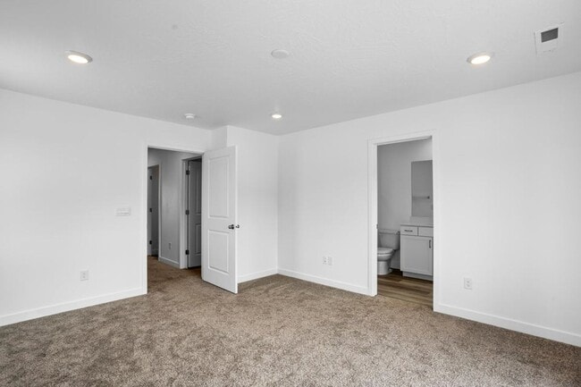 Building Photo - BRAND NEW! 3 Bedroom townhome in Long Valley!