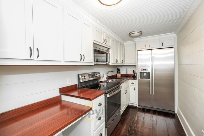 Building Photo - Fully Furnished, All Inclusive 1 Bedroom, 1 Bath Condo In the Heart of Downtown Charleston