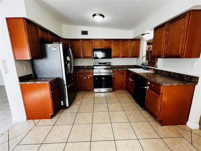 Building Photo - 6710 Kingswood Dr N