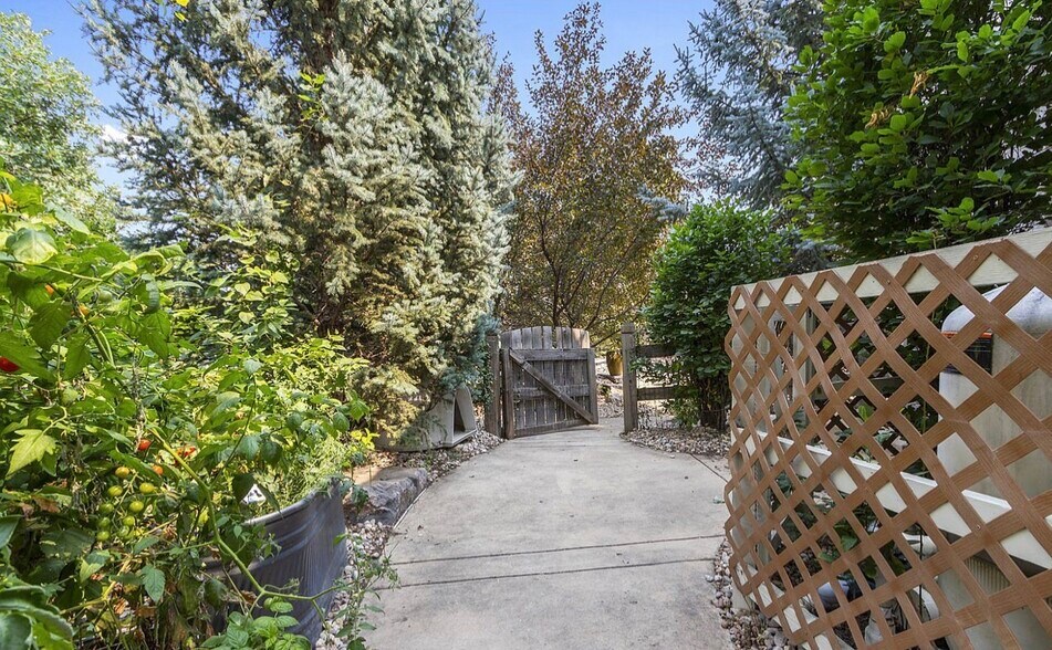Private Entrance - 502 Stardance Way