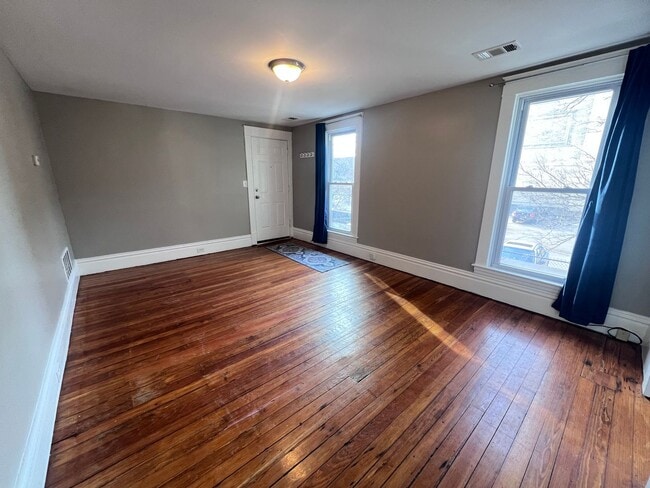 Building Photo - Two Bedroom Apartment! Three Blocks from Michigan Ave (Medical Mile)