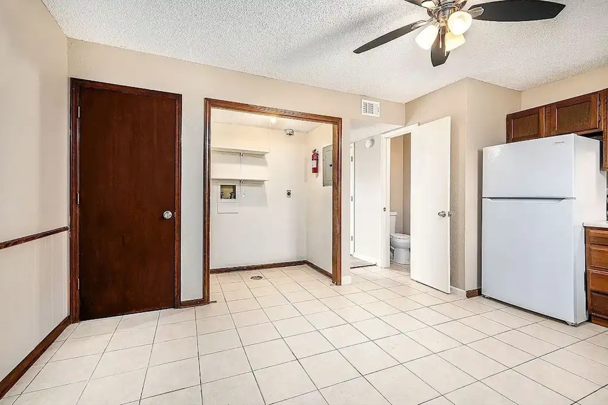 Building Photo - 200 NE Woods Chapel Rd