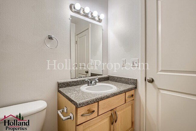 Building Photo - Spacious 2 Bedroom, 2 Bathroom Apartment with Dual Decks in Northeast Portland! NEW PRICE $1,750 !!