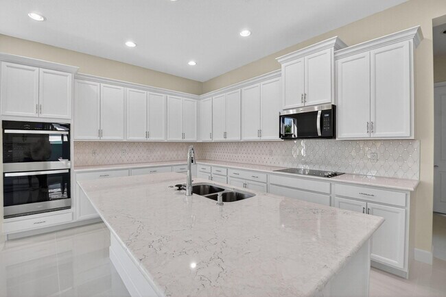 Building Photo - 15120 Wildwood Cir