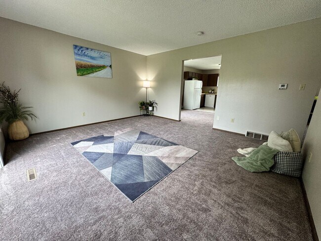 Building Photo - 3 bed, 1.5 bath duplex for rent in Cedar Falls
