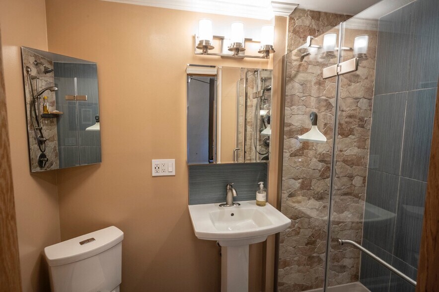 Private Full Bath - 628 Blanton St