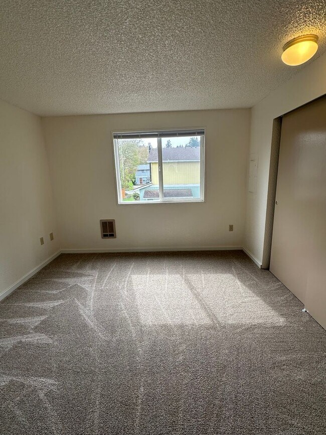 Building Photo - 2208 Wilson Ave