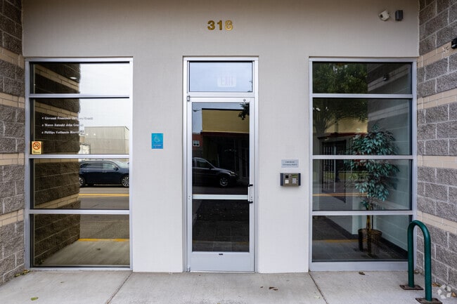 Building Photo - Central Point