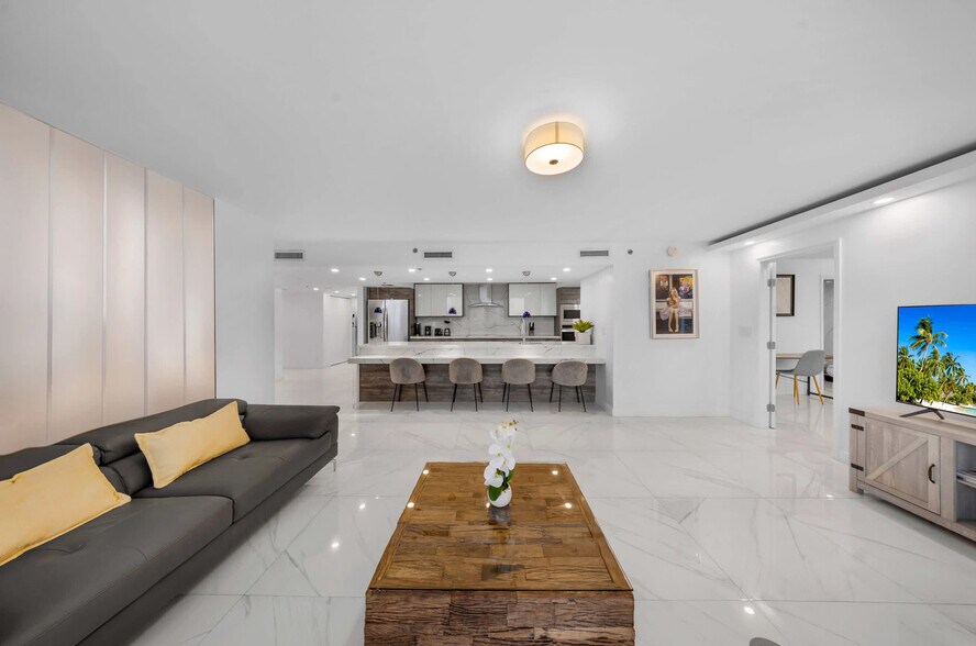 Building Photo - 1717 N Bayshore Dr