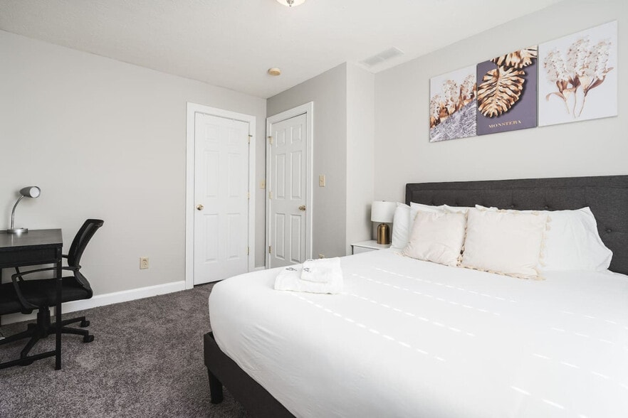 Building Photo - 742 N Sheffield Ave