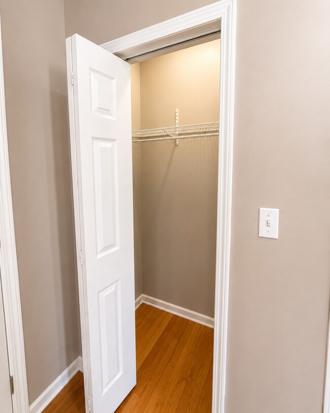 Building Photo - Sunny Top-Floor 3BR/2BA in West Ridge with Parking and Water Included