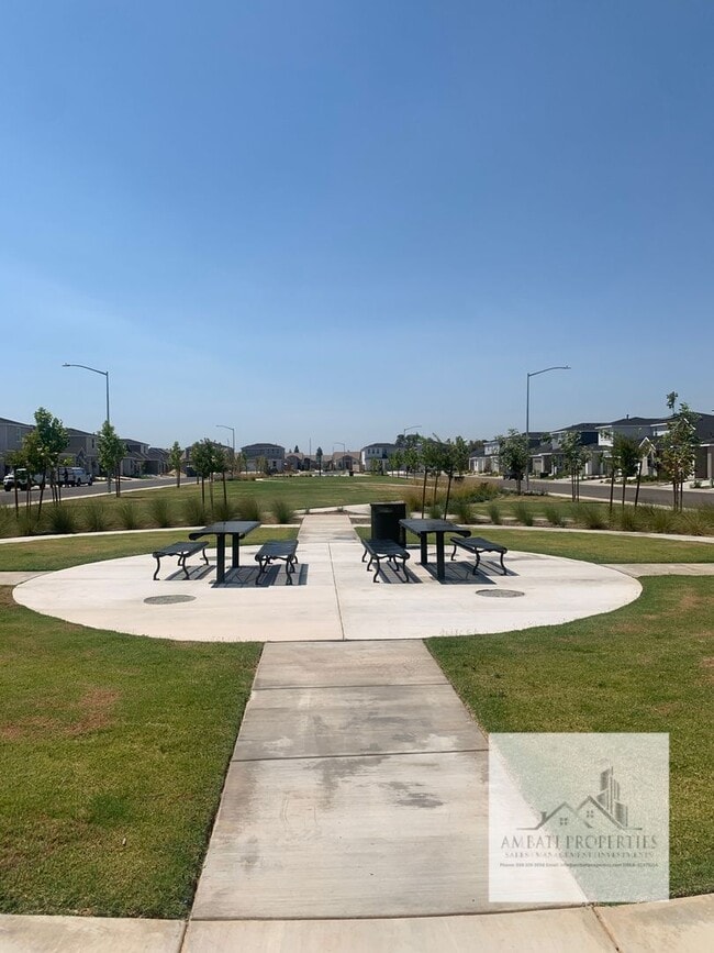 Building Photo - Brand New home in Clovis Unified School District with Solar!