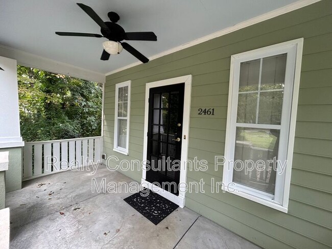 Building Photo - 2461 Lyndhurst Ave