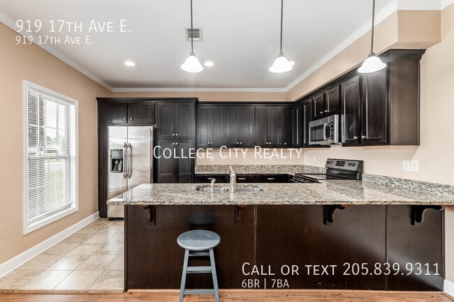 Building Photo - 919 17th Ave E
