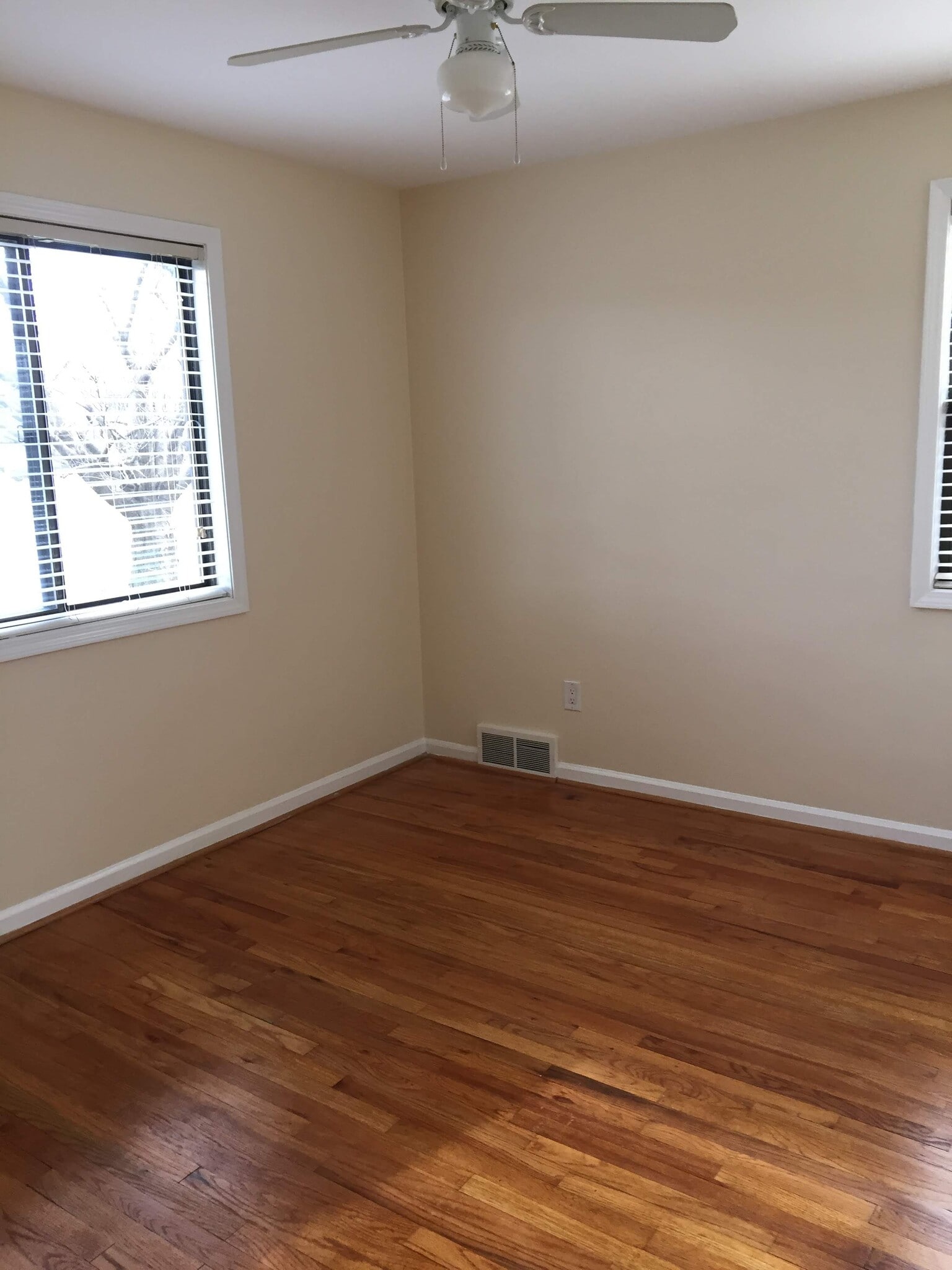 bedroom - 25863 Woodward Ave