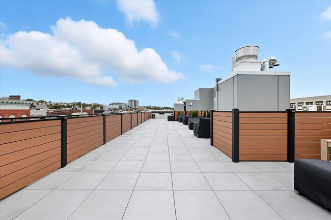 Building Photo - 303 Madison St