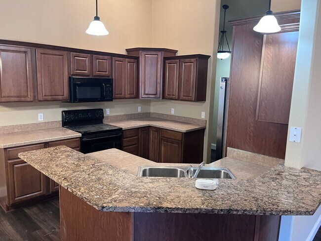 Building Photo - Gorgeous West End 4 bed Home!
