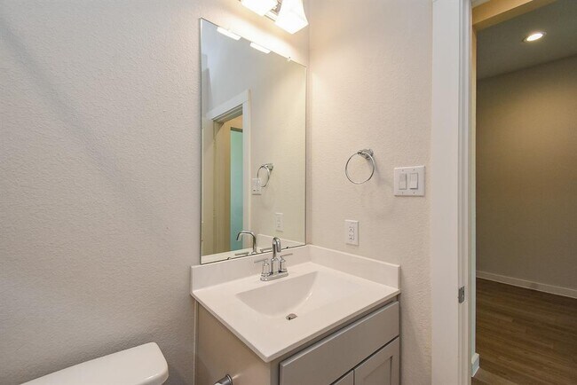 Building Photo - 3024 Myrtle Sunset Dr