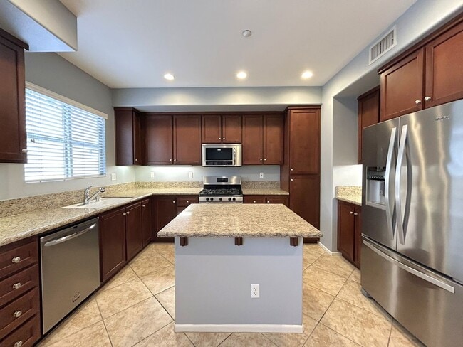 Building Photo - Beautiful Multi-Level 2-Bedroom Condo in Victoria Gardens HOA!