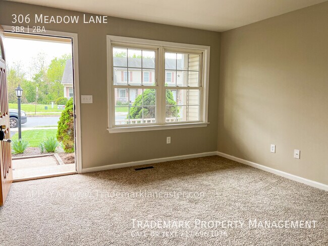 Building Photo - Spacious 3 Bedroom 2 Bath Town Home