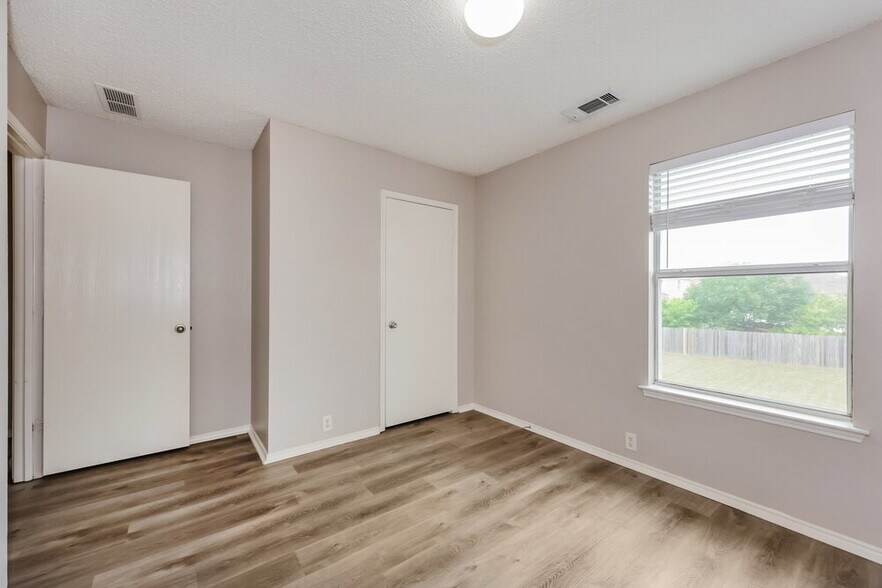 Building Photo - 819 Creekside Dr