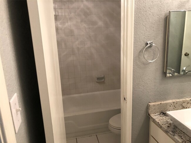 Building Photo - 10615 Briar Forest Dr