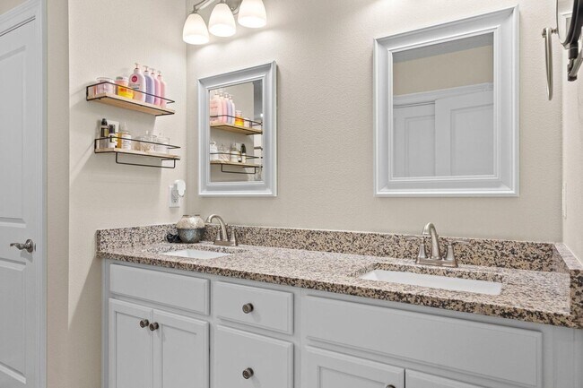 Building Photo - 4 Bedrooms!!!