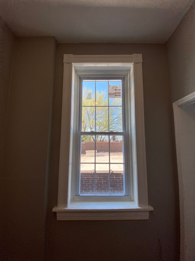 Building Photo - Get it while it lasts! Spacious 4 Bedroom ...