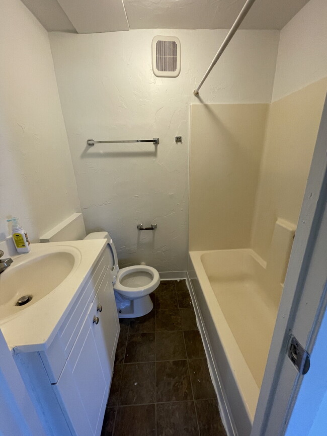 Building Photo - 3 bed 1 bath ground level apartment with n...