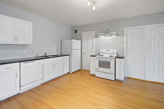 Building Photo - 3541 Mt Pleasant St