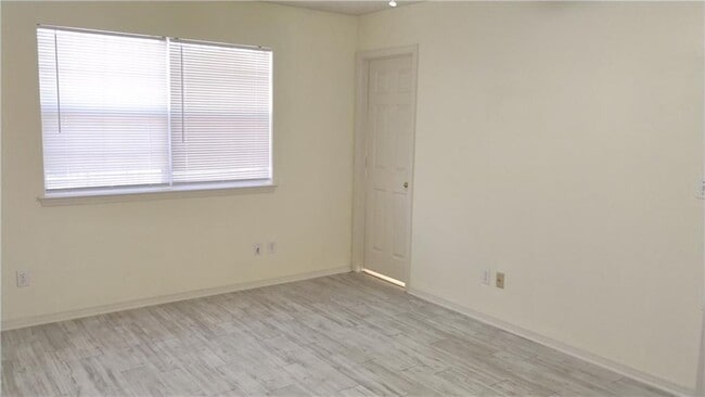 Building Photo - 44 Holly Dr