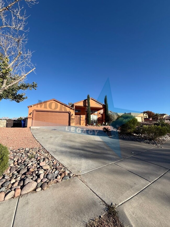 Building Photo - 4 bedroom, 4 bath house - Must see landscaping!