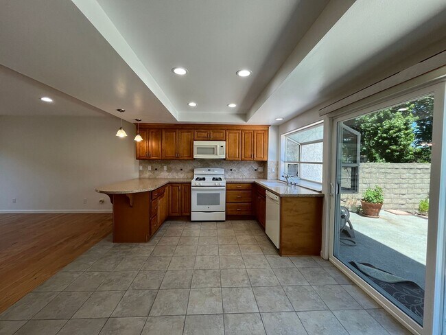 Building Photo - Westlake Village 4+2.5 w/pool, spa, green belt + lake access!
