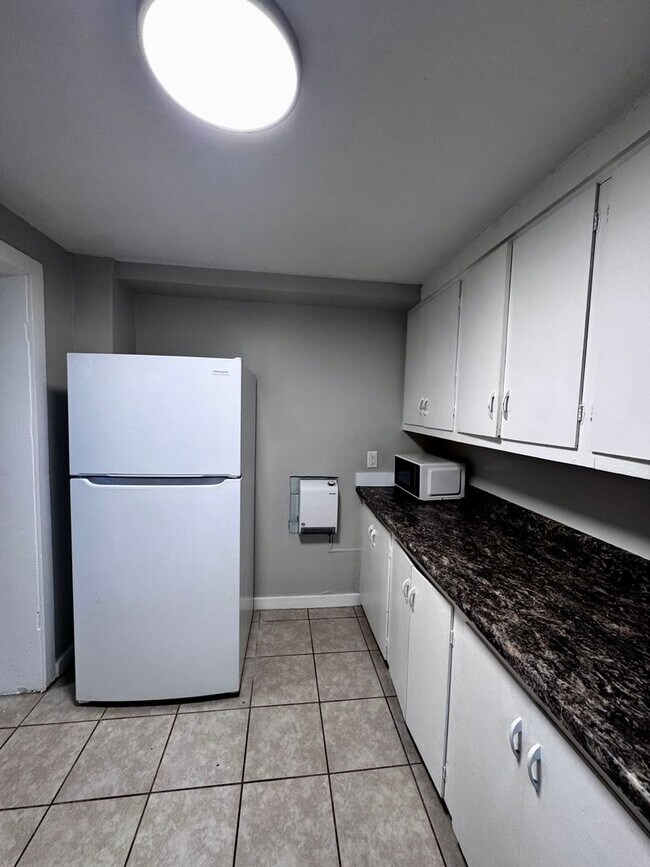 Building Photo - 327B Maple Lane