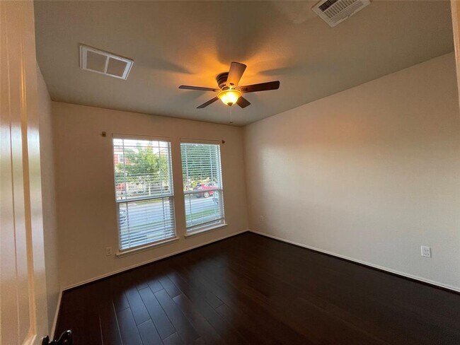 Building Photo - 807 Alamo Plaza Dr