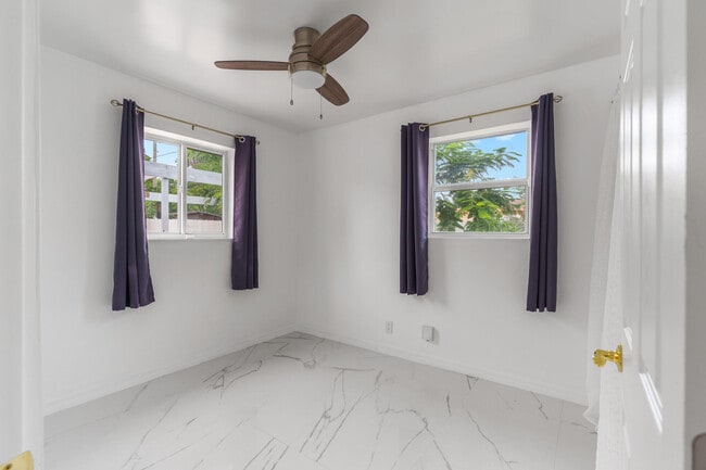 Building Photo - 201 NE 28th Ct