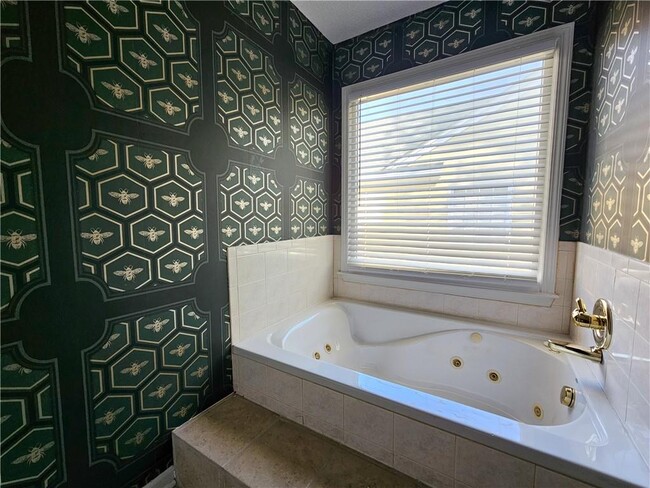 Building Photo - 2825 Binghampton Ln