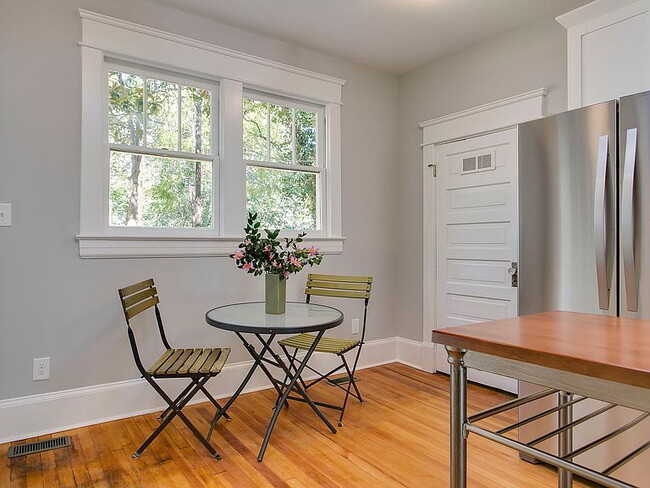 Building Photo - 926 W Trinity Ave