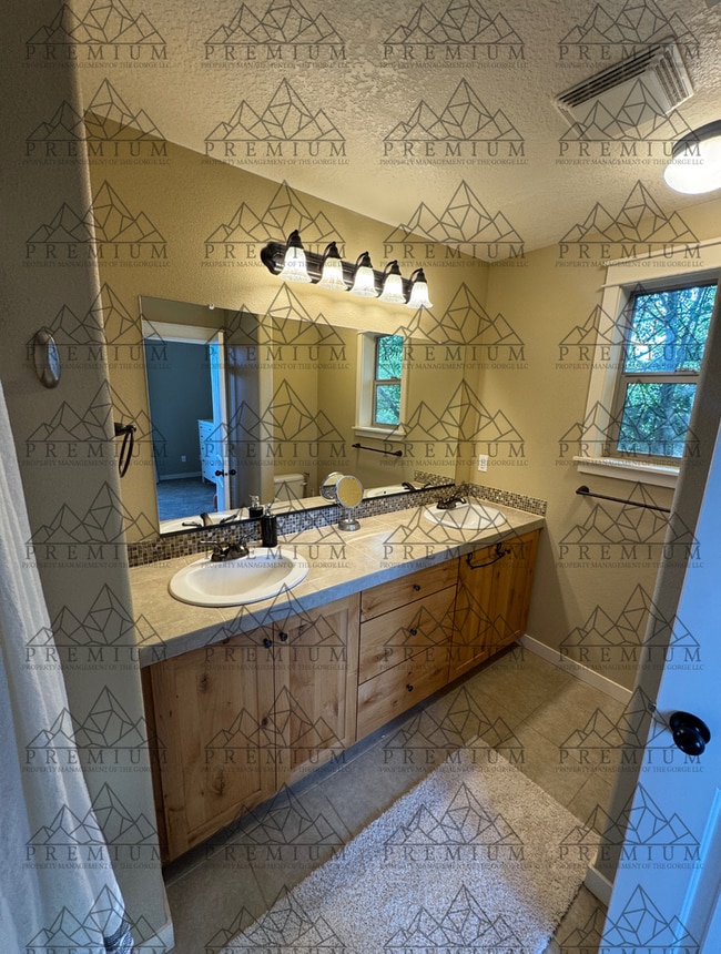 Building Photo - 3 Bedroom 4 Bathroom - Hood River