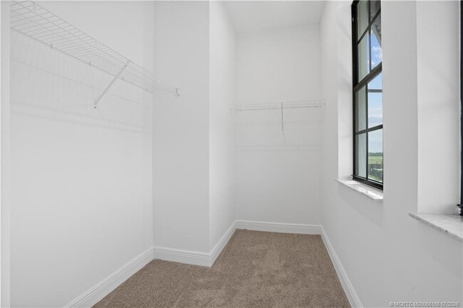 Building Photo - 870 SW Newfield Ave
