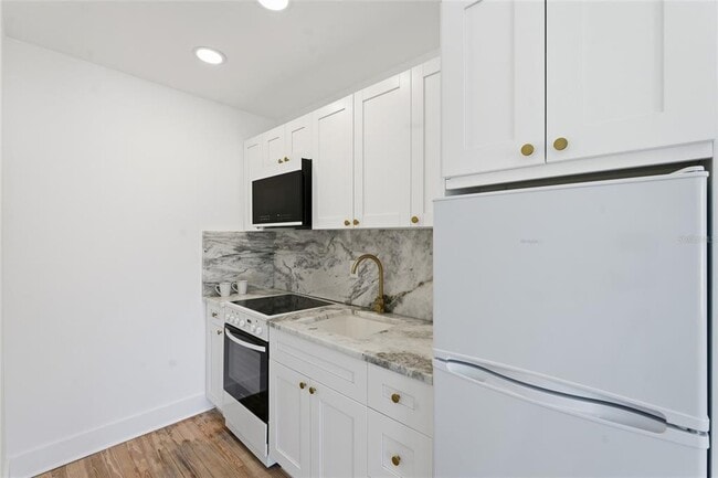 Building Photo - 326 6th Ave N