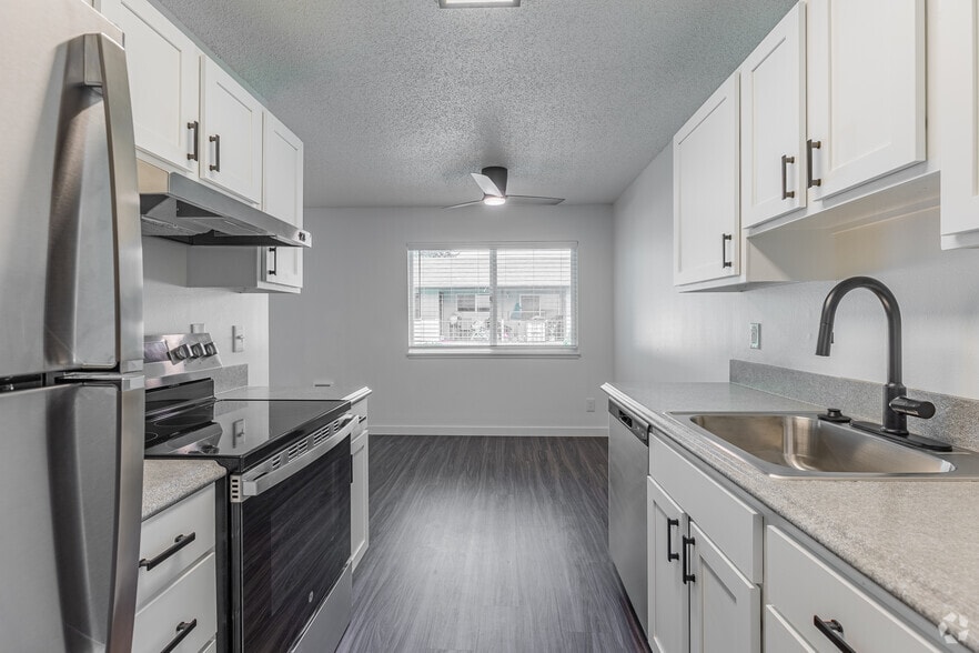 2BR, 1BA - 856SF - Kitchen - Sagewood (fka Menlo Park)