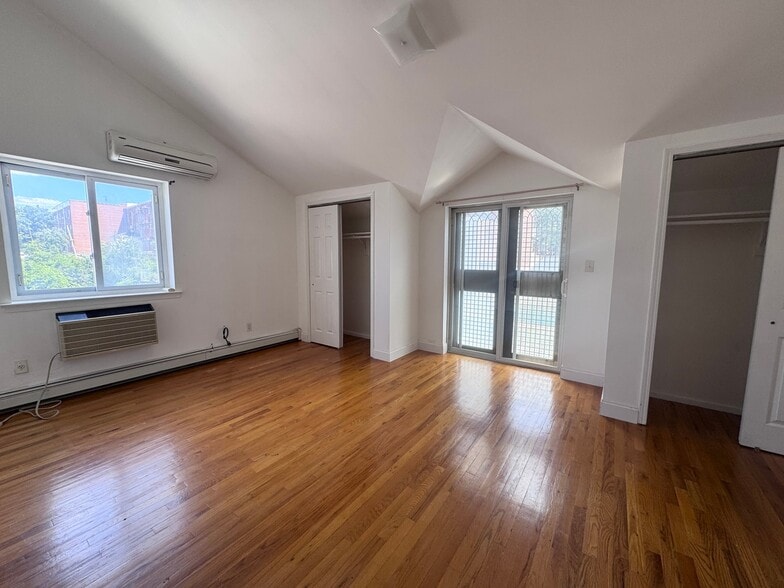 Building Photo - 72-38 Calamus Ave