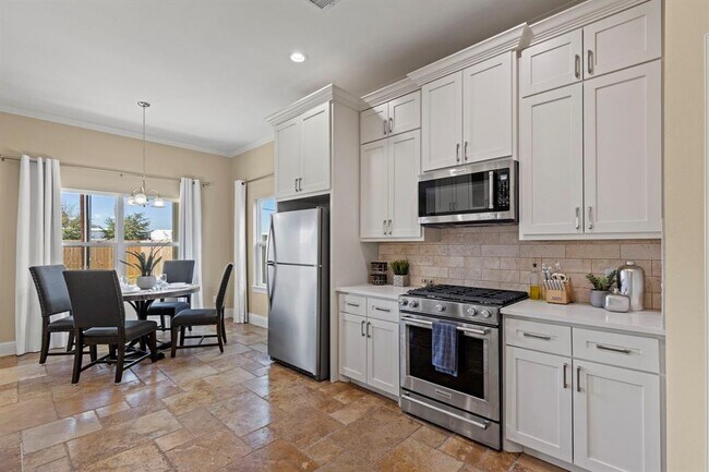 Building Photo - 2211 Silverbonnet St